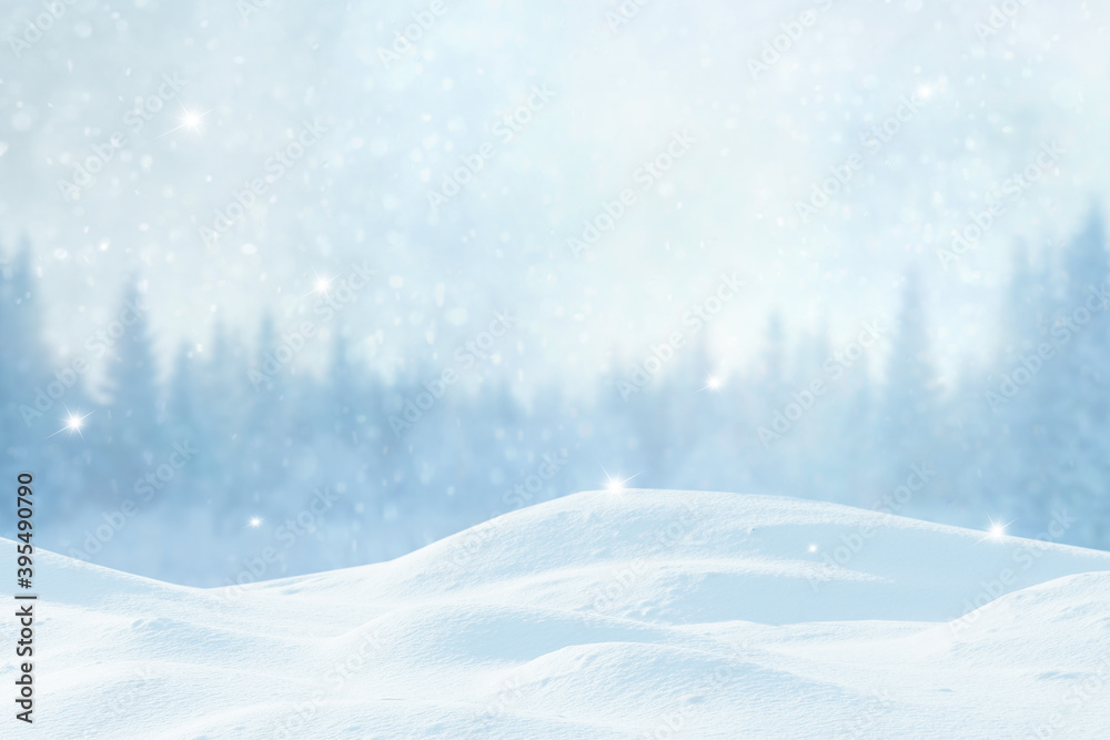 冬天的圣诞节背景是降雪和模糊的bokeh。圣诞快乐，新年快乐