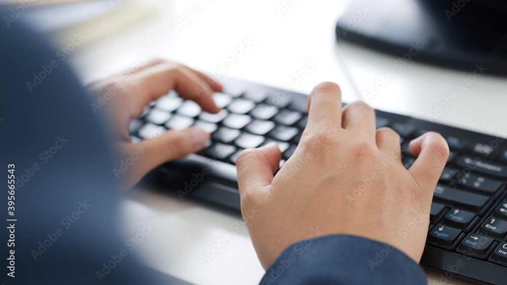 近距离商务人士在键盘电脑桌面上打字，以使用互联网，搜索数据