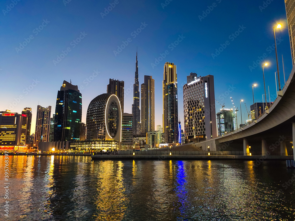 年日落时，从商务湾的马拉西码头俯瞰迪拜市中心的现代城市景观天际线