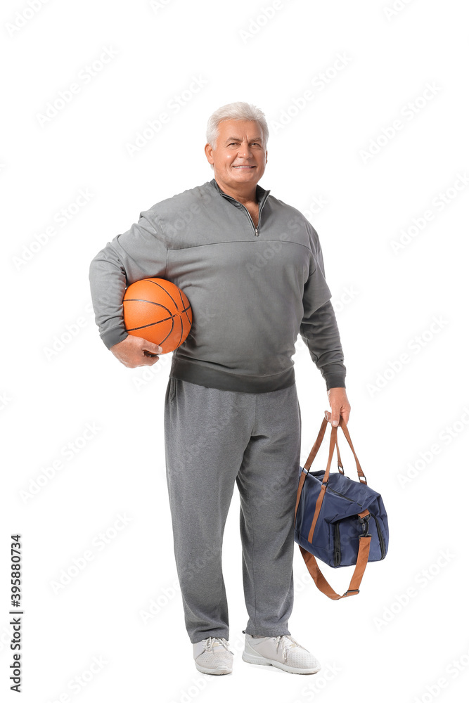 运动型高级男子，背着包和球在白底上打篮球