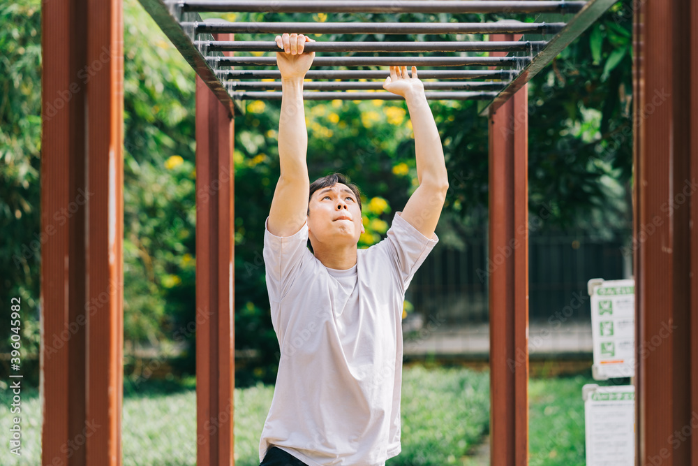 亚洲男子在公园锻炼