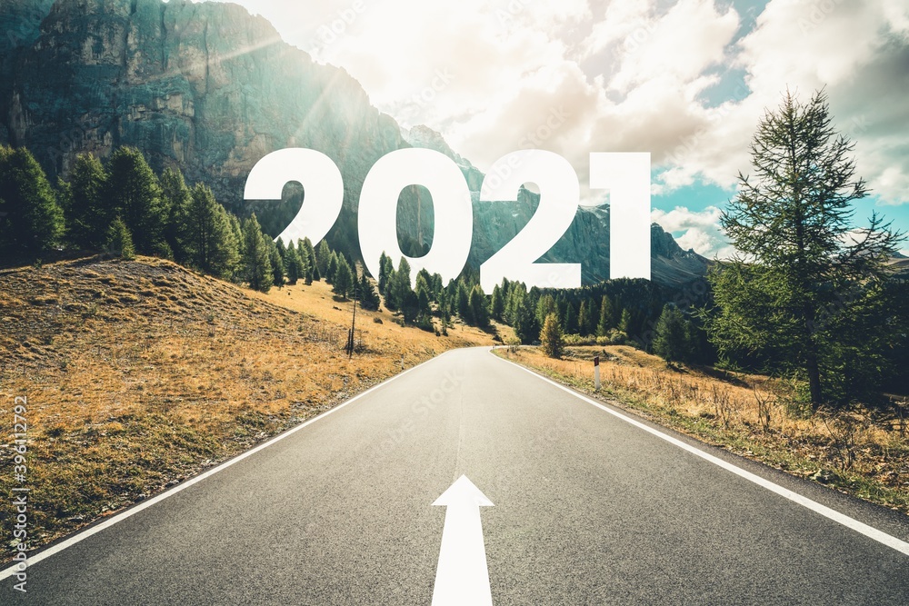 2021新年公路旅行与未来愿景概念。公路引领自然景观