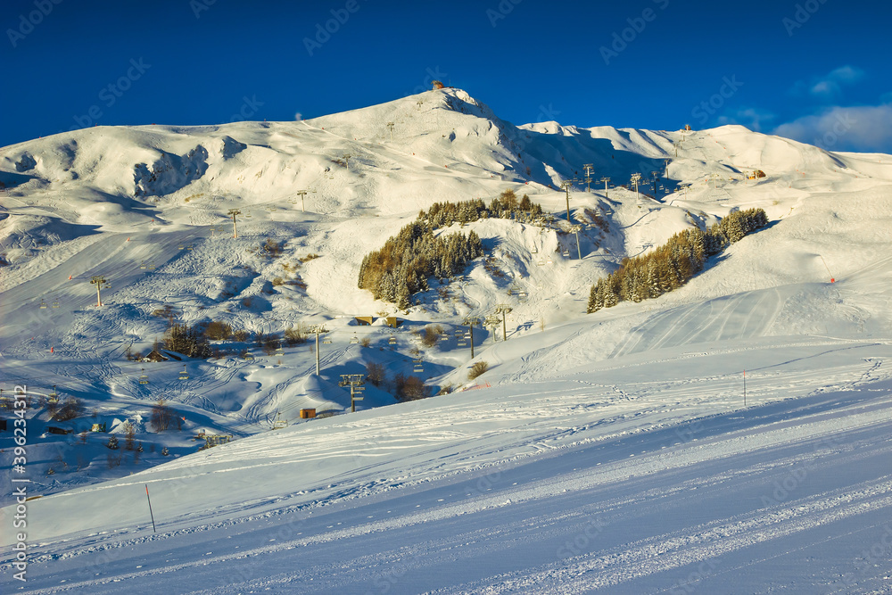 日出时美丽的空荡荡的滑雪场，法国拉图塞尔