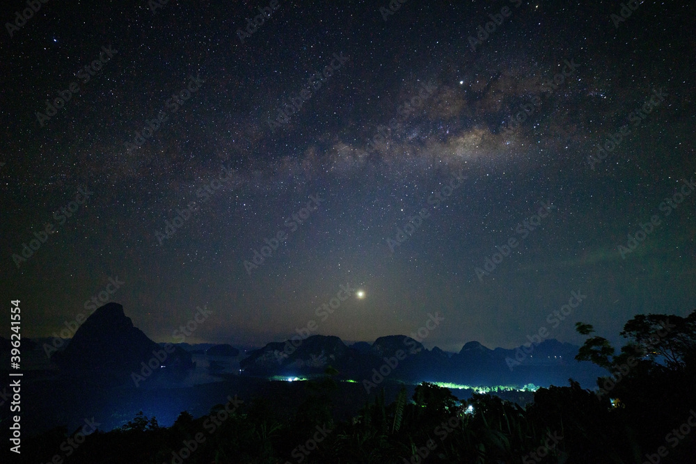 泰国攀加的银河夜长曝光摄影。