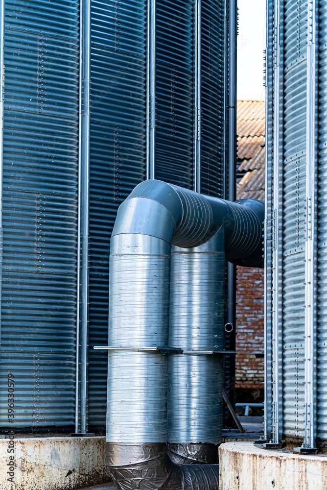 工业工厂上的工业金属气流和空调管道。保持空气新鲜