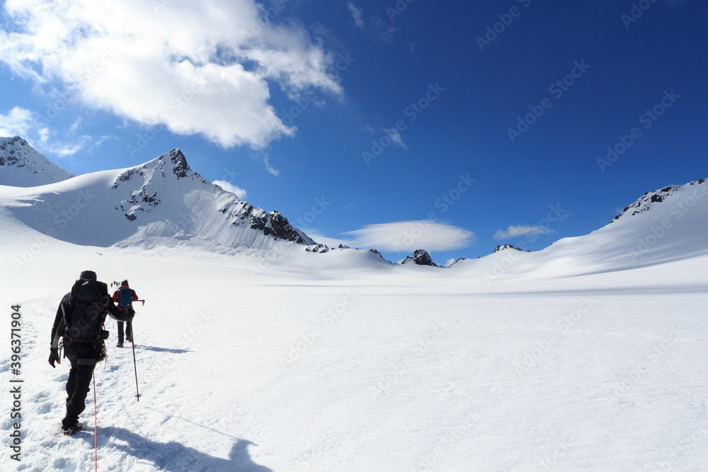 绳索队在Taschachferner冰川上向Wildspize和sno山登山