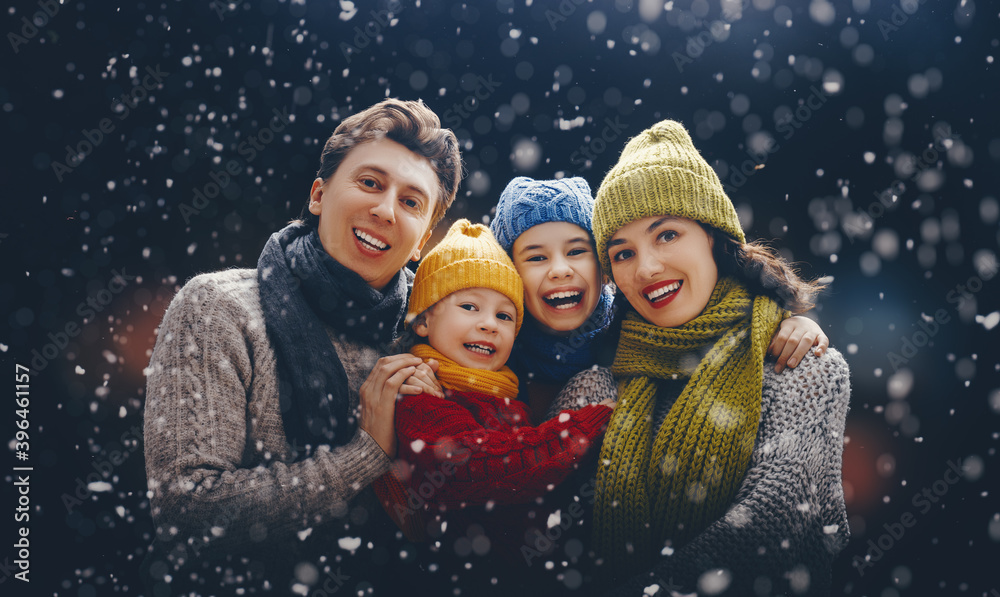 黑暗雪地背景下充满爱的家庭肖像