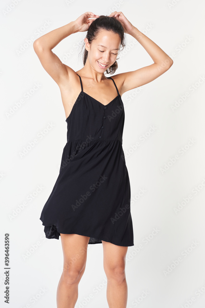 穿着黑色连衣裙的快乐女人模型