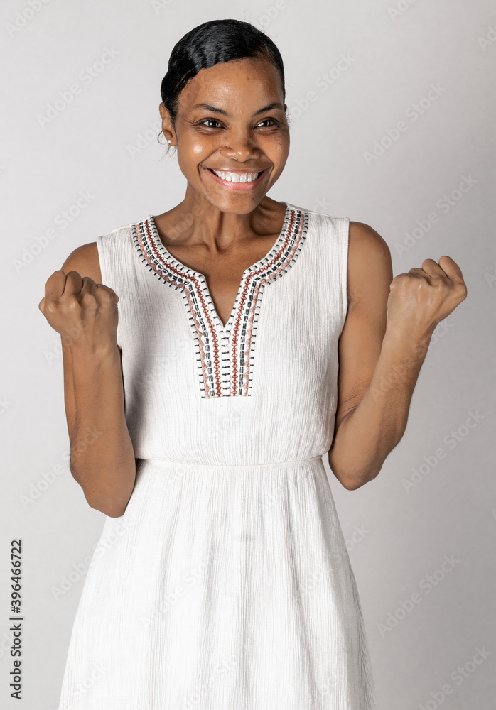 穿着白色连衣裙的快乐黑人女人