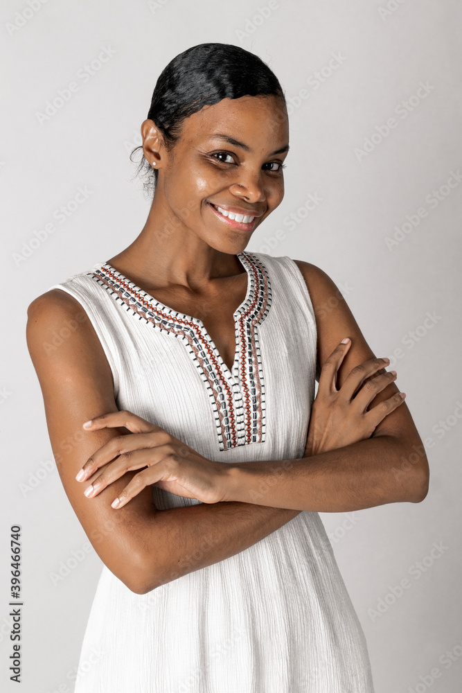 穿着白色连衣裙的快乐黑人女性