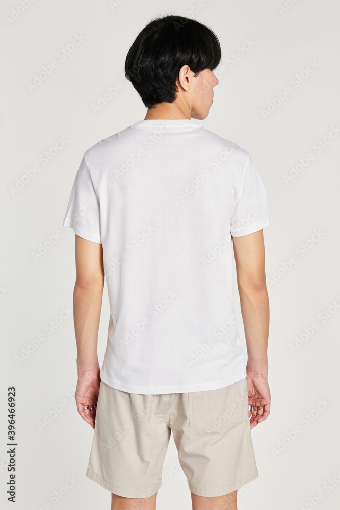 身穿白色T恤的亚洲男子模型后视图