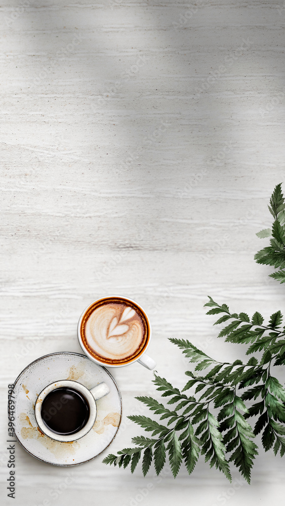 白色木质纹理壁纸上有一片叶子的混合咖啡杯