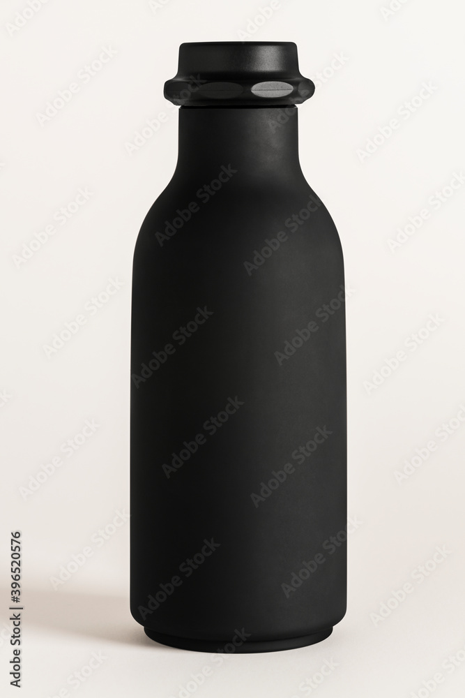 米白色背景上的黑色水瓶模型