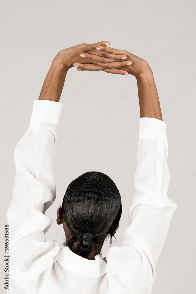 黑人女性伸展背部肌肉