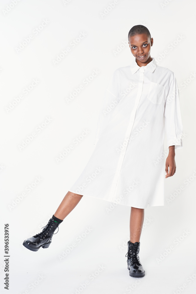 穿着黑色踝靴的黑人女性，穿着白色连衣裙模型