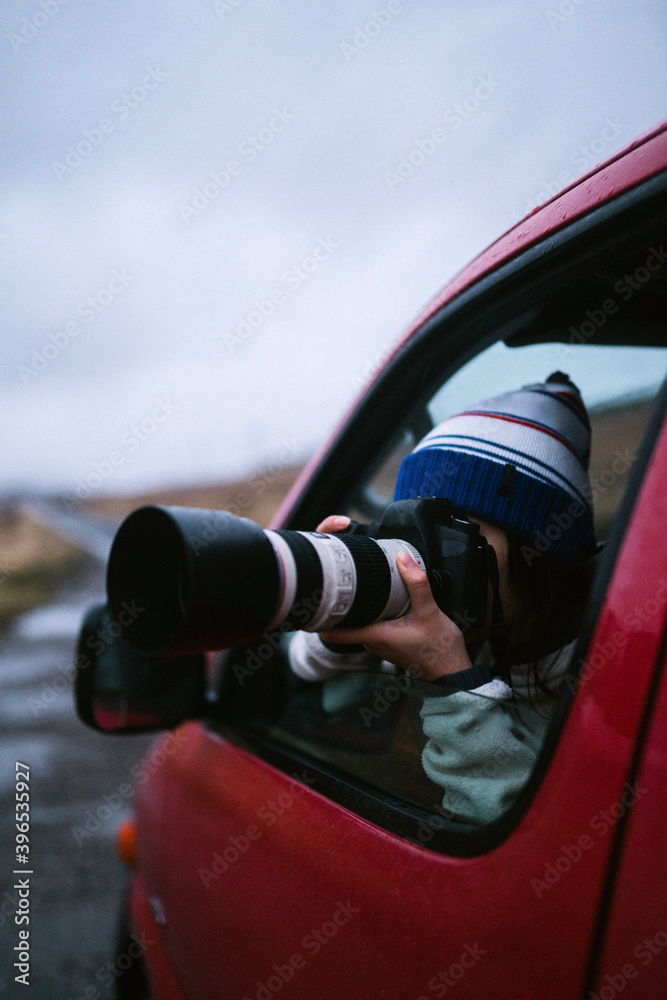 一名女子从车窗外拍照