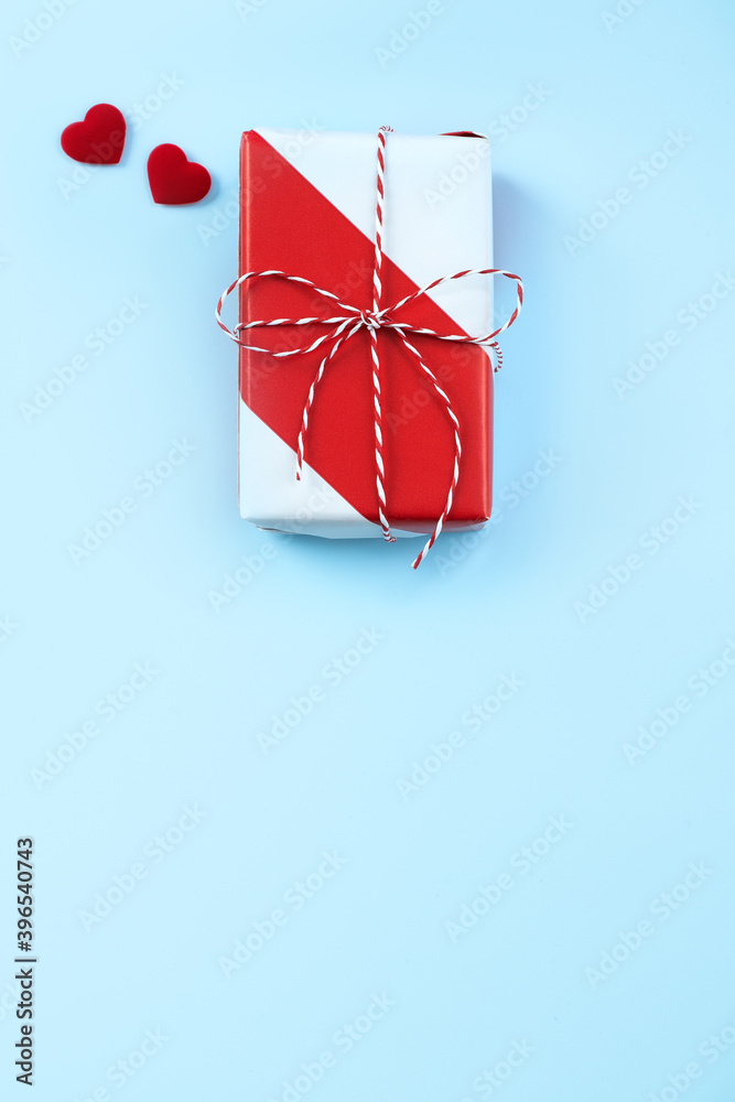 情人节贺卡设计理念-亮蓝色背景礼盒俯视图。
