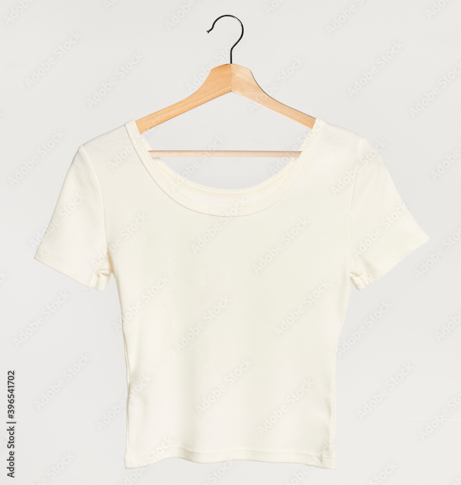 木制衣架上的简单白色女式衬衫模型