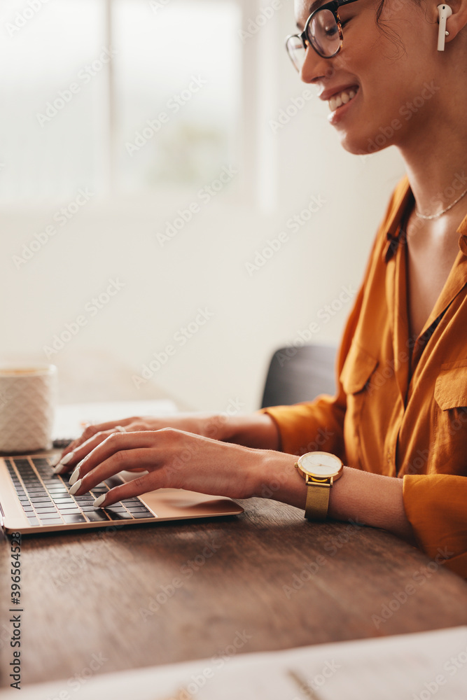 女性博主在笔记本电脑上写博客