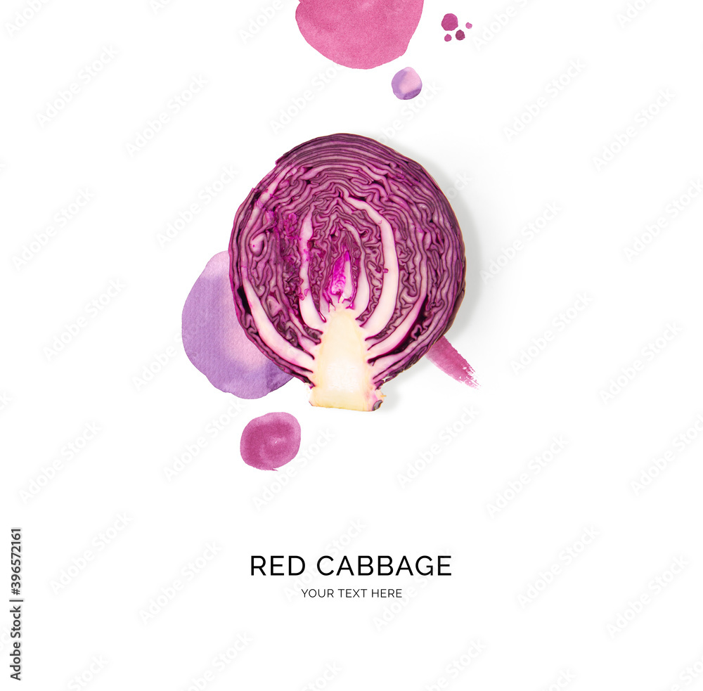 由红色卷心菜制成的创意布局，白色背景上有水彩斑点。平面布置。食品公司