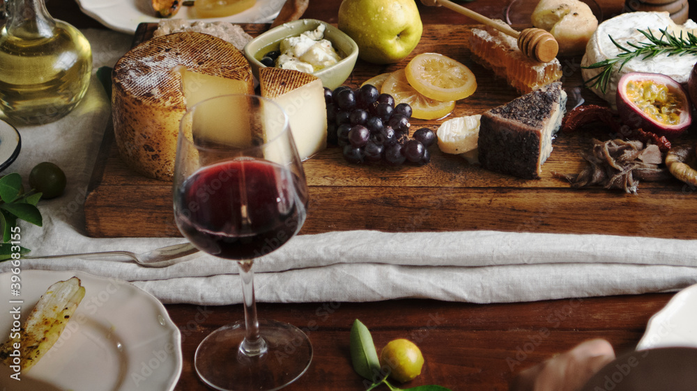 奶酪配时令水果和葡萄酒