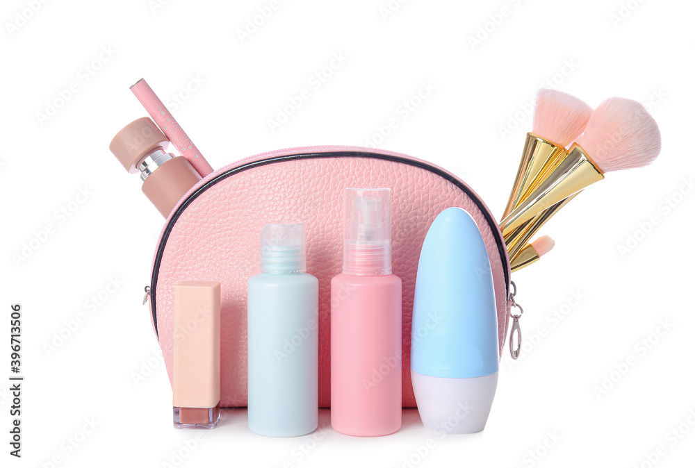 化妆品袋和旅行瓶套装，白色背景为身体护理化妆品