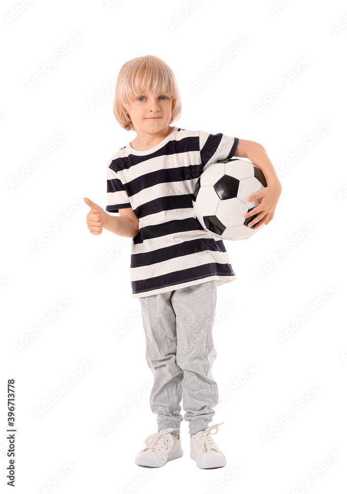 可爱的小男孩，足球在白色背景上竖起大拇指