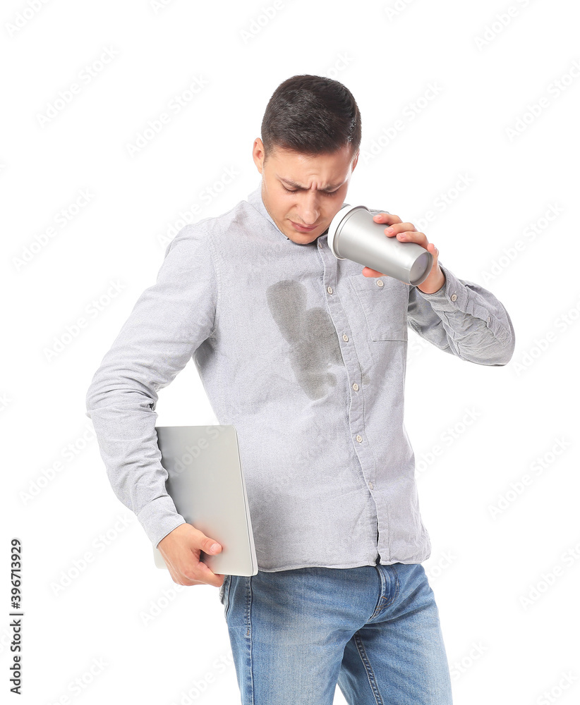 衬衫上有污渍的年轻人拿着白色背景的笔记本电脑