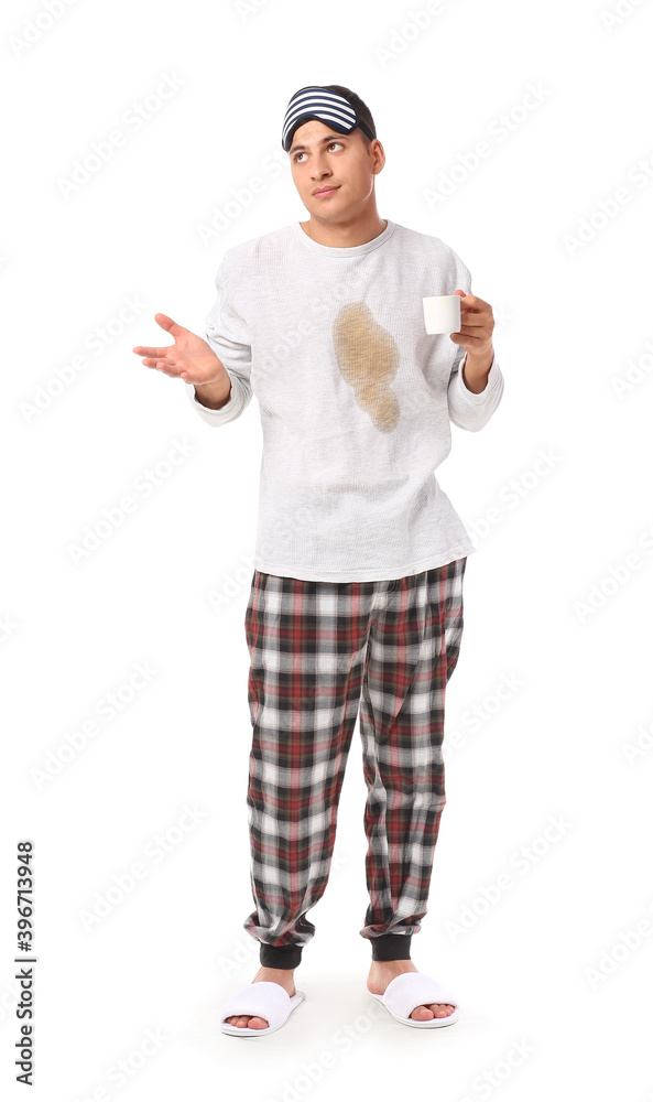 困惑的年轻人，白底睡衣上衣上有咖啡渍