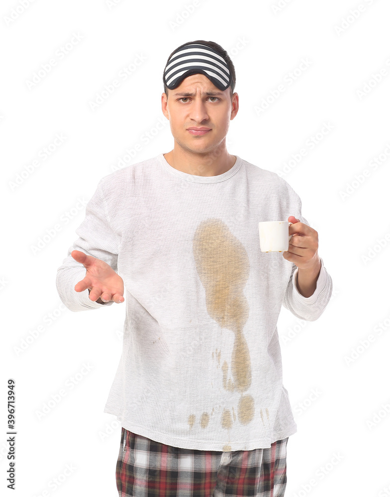 压力重重的年轻人，白底睡衣上衣上有咖啡渍