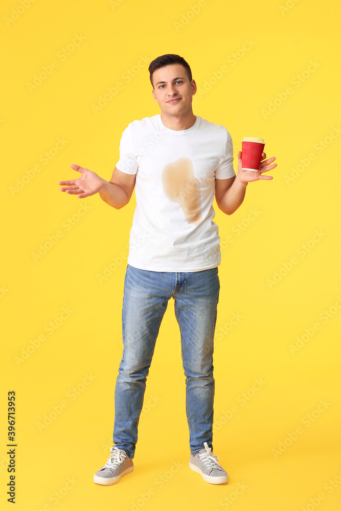 困惑的年轻人，t恤上有咖啡渍，背景是彩色