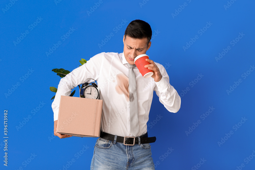 年轻的商人，衬衫上有咖啡渍，背景为彩色