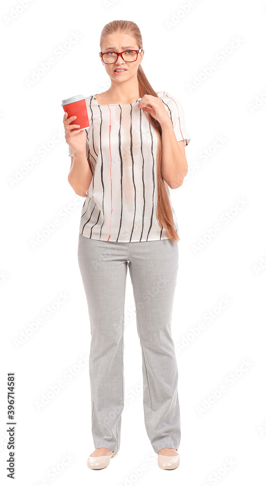 压力重重的年轻女子，白底t恤上有咖啡渍