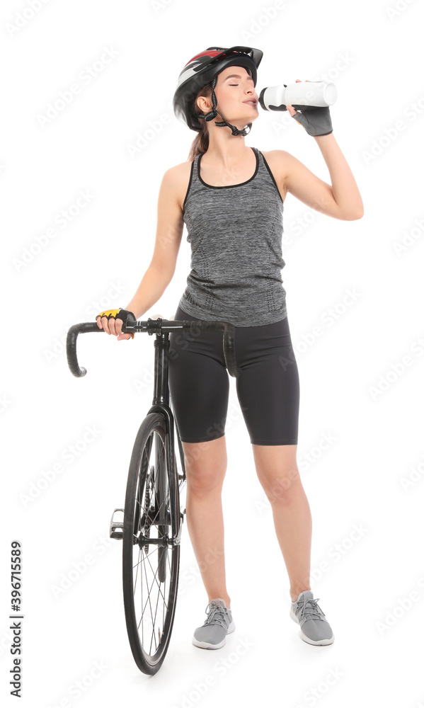 白底带自行车饮用水的女自行车手