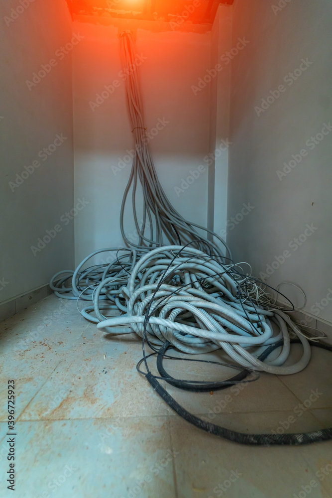 室内建筑工地和电气安装。地板上的电缆桩。