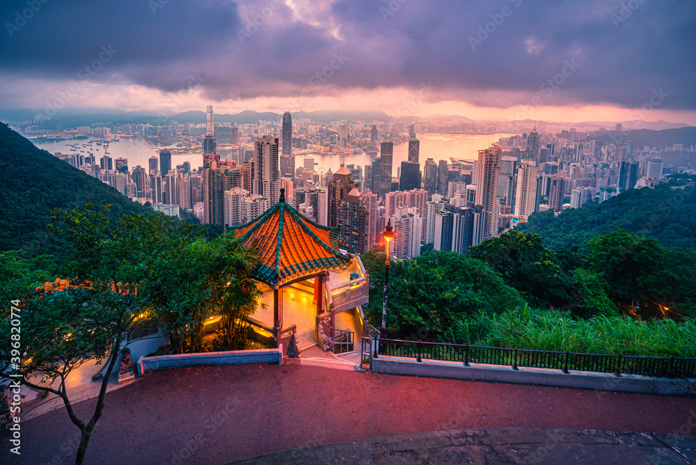 从山顶看日出时的香港城市天际线。