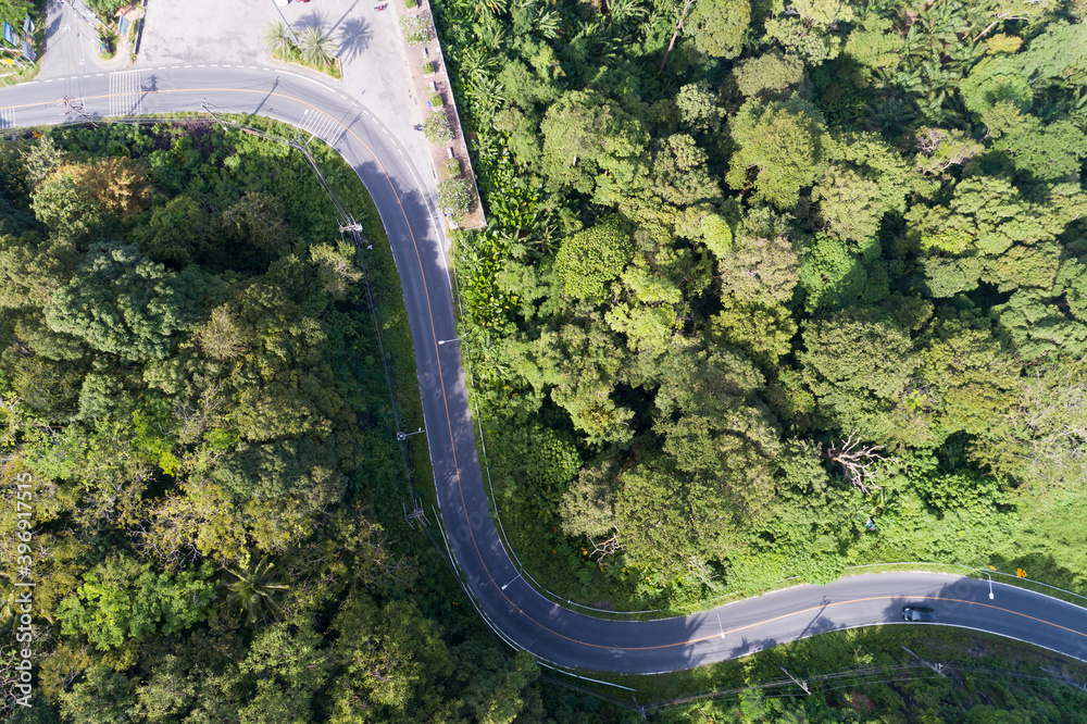 鸟瞰无人机拍摄的山地热带雨林沥青公路弯道俯视图