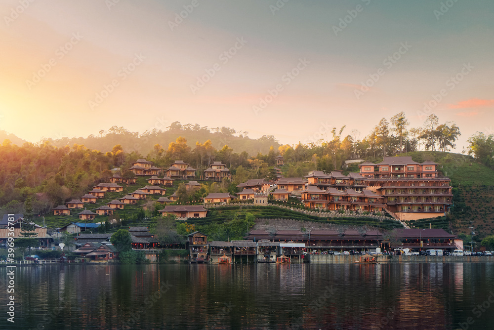 Ban Rak Thai村是一个中国定居点，日落时位于C附近的湄洪山省。