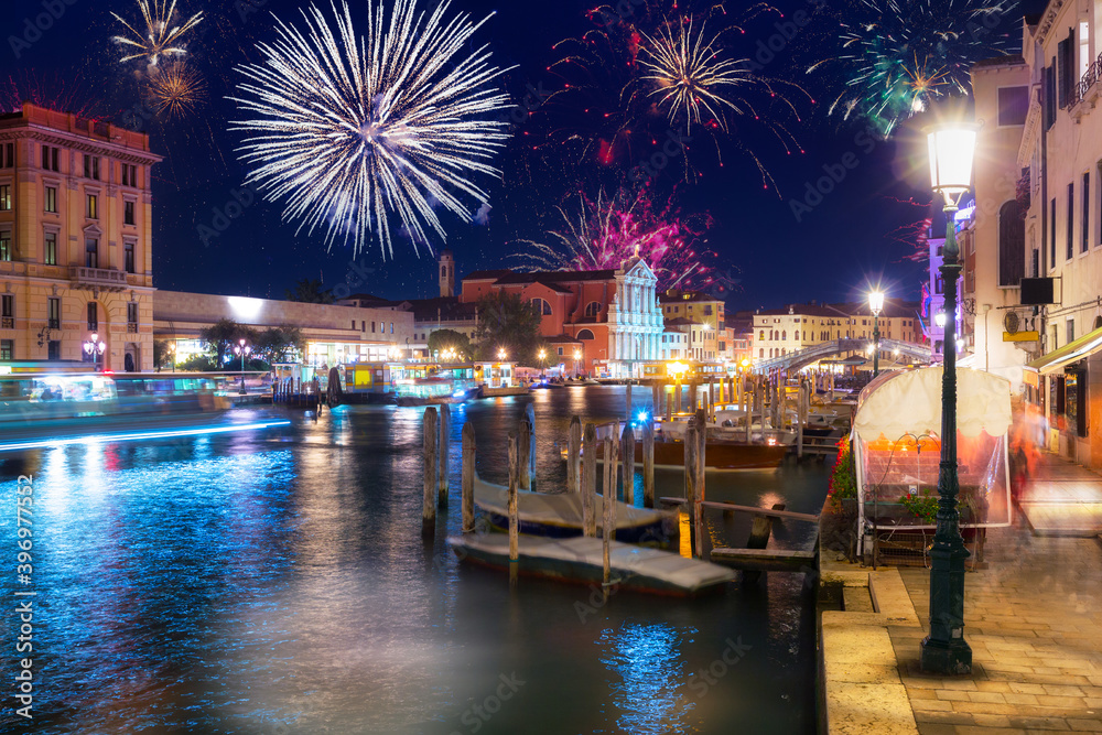 意大利威尼斯大运河上的新年焰火表演