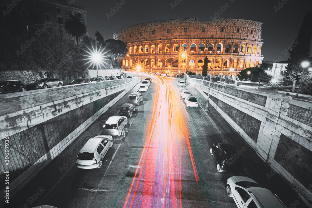 罗马，意大利。斗兽场也被称为晚上或夜间的弗拉维安圆形剧场。夜间交通李