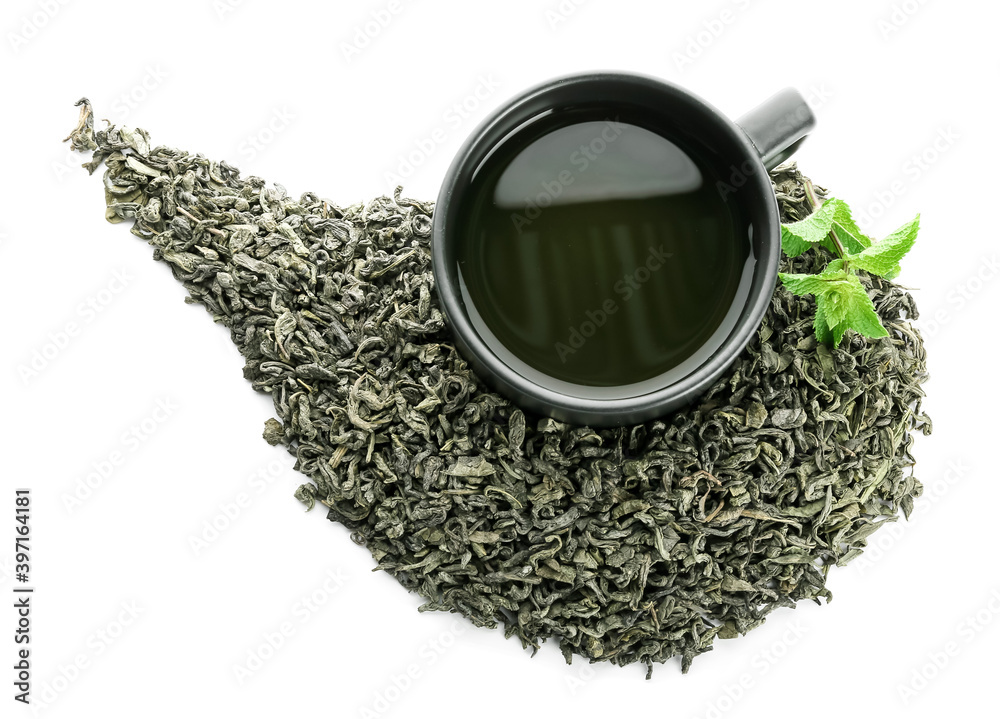 一杯白底绿茶和干叶