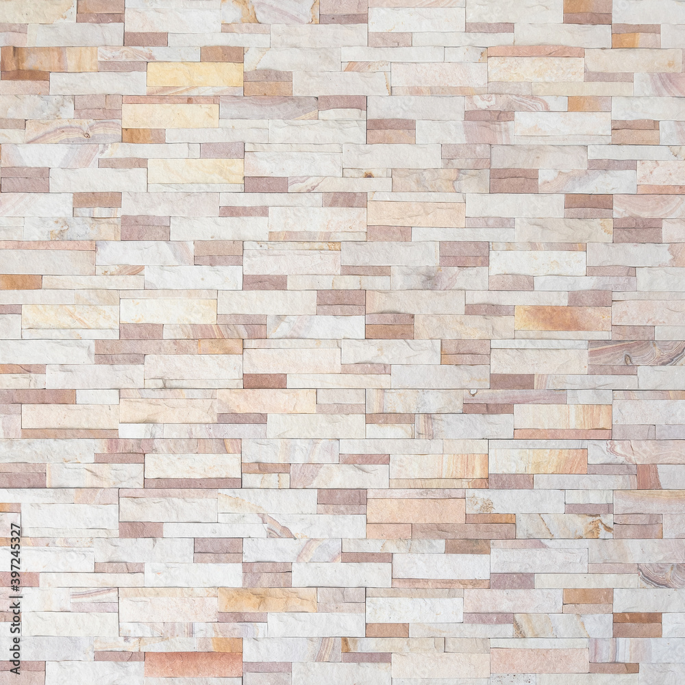 砂岩墙背景为白色金色砂岩拼图瓷砖，岩砖现代纹理图案