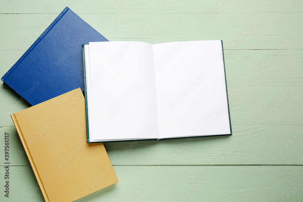 彩色木质背景上的空白书籍