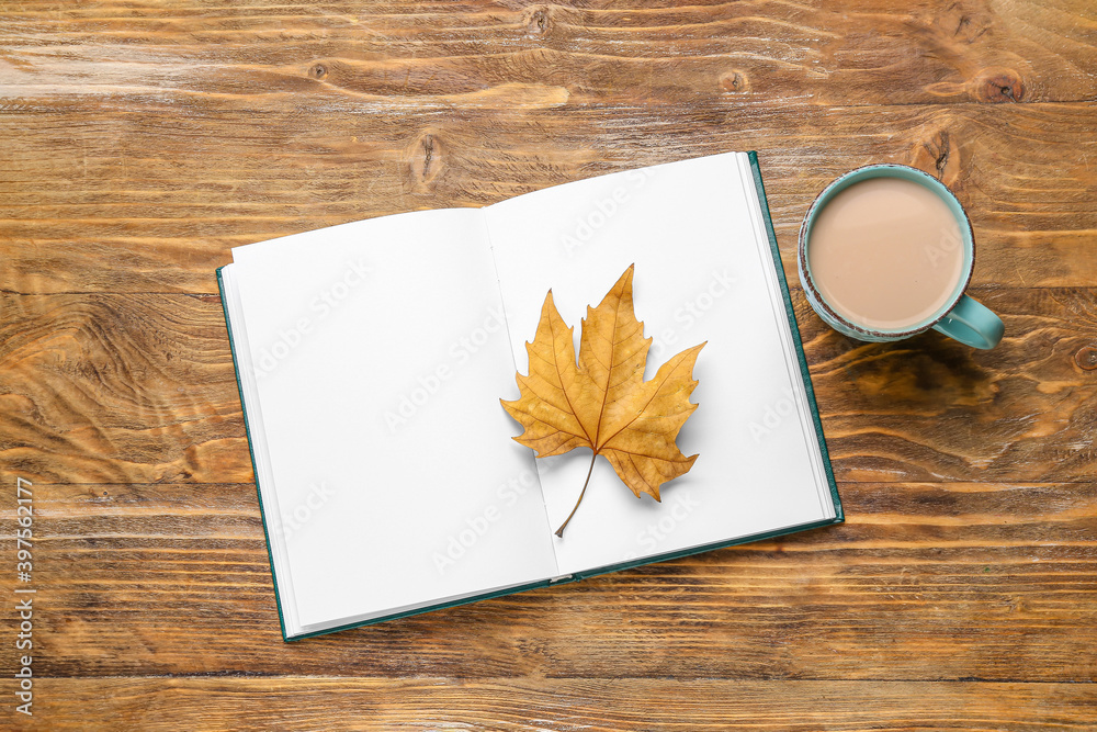 木底秋叶和一杯咖啡的空白书