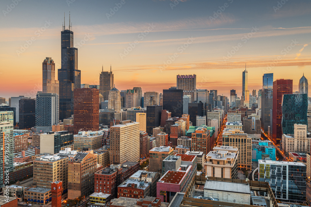 美国伊利诺伊州芝加哥朝向密歇根湖的空中城市景观