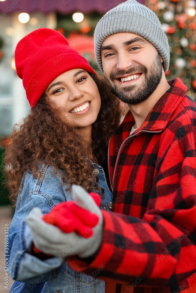 快乐的年轻夫妇在户外庆祝圣诞节