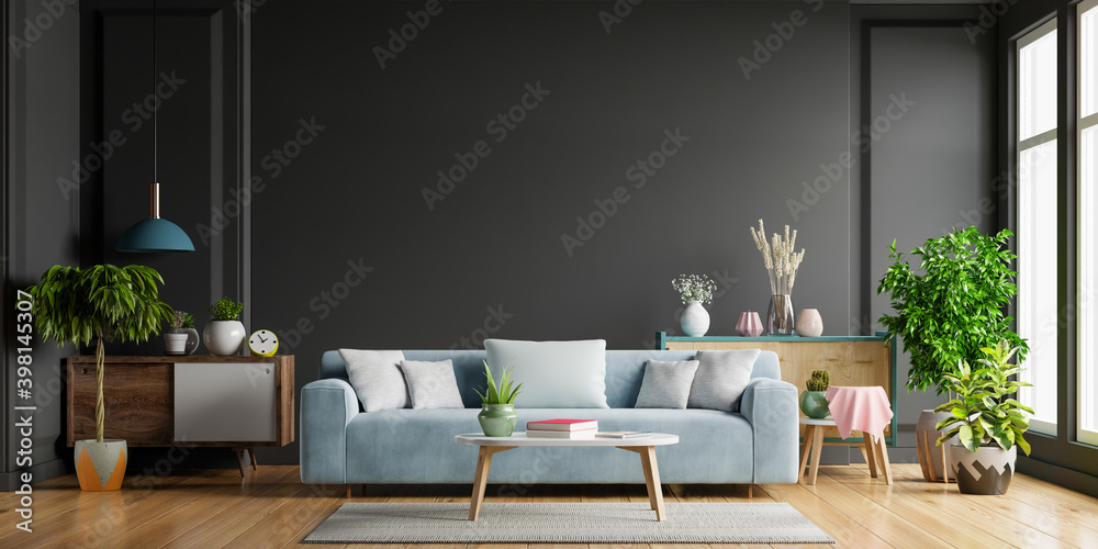 深色客厅，蓝色沙发铺在木地板上，黑色墙壁。