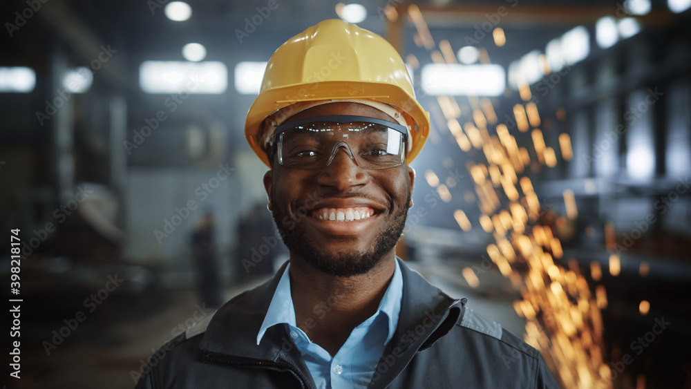 快乐的专业重工业工程师/工人穿着制服、戴着眼镜、戴着硬帽的肖像照