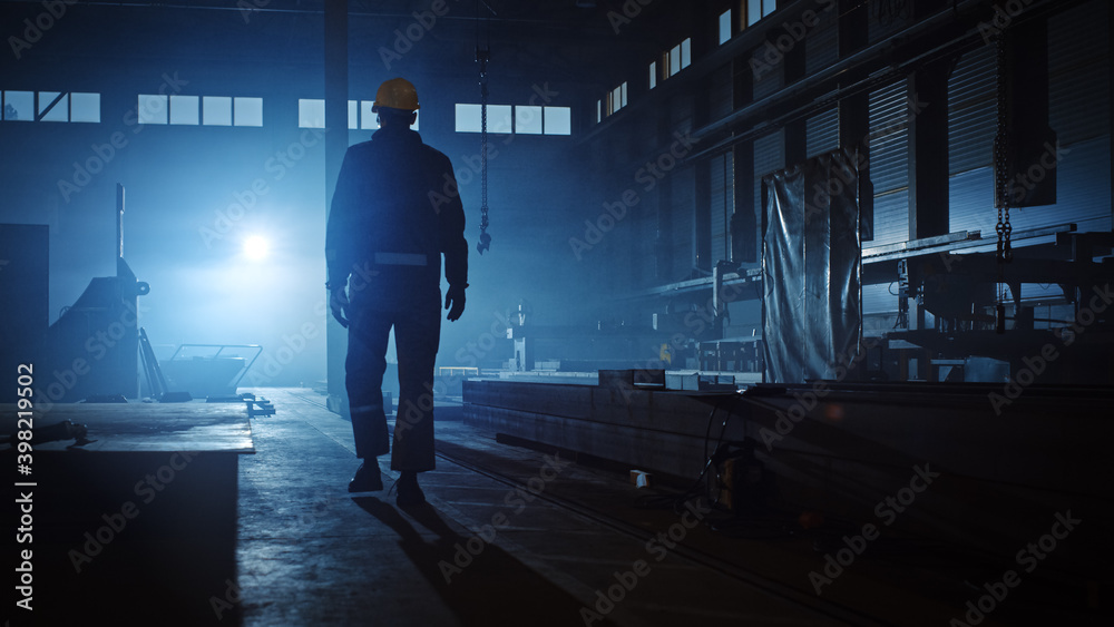 钢铁厂穿制服、戴眼镜、戴安全帽的专业重工业工程师/工人