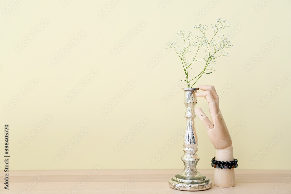 木制手环和桌上有花的花瓶